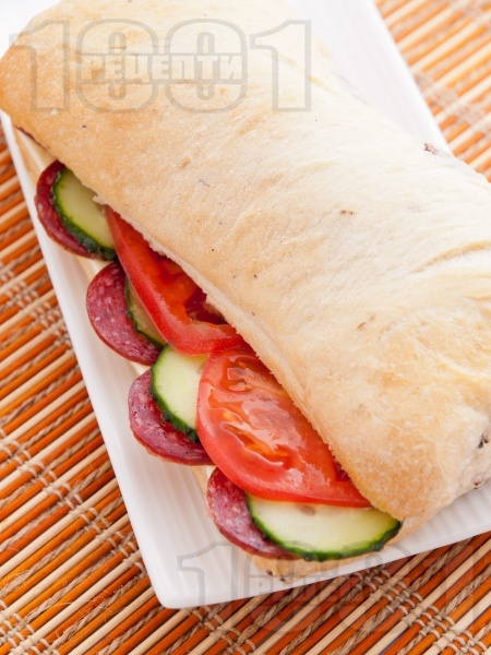 Чабата сандвич с луканка и зеленчуци - снимка на рецептата